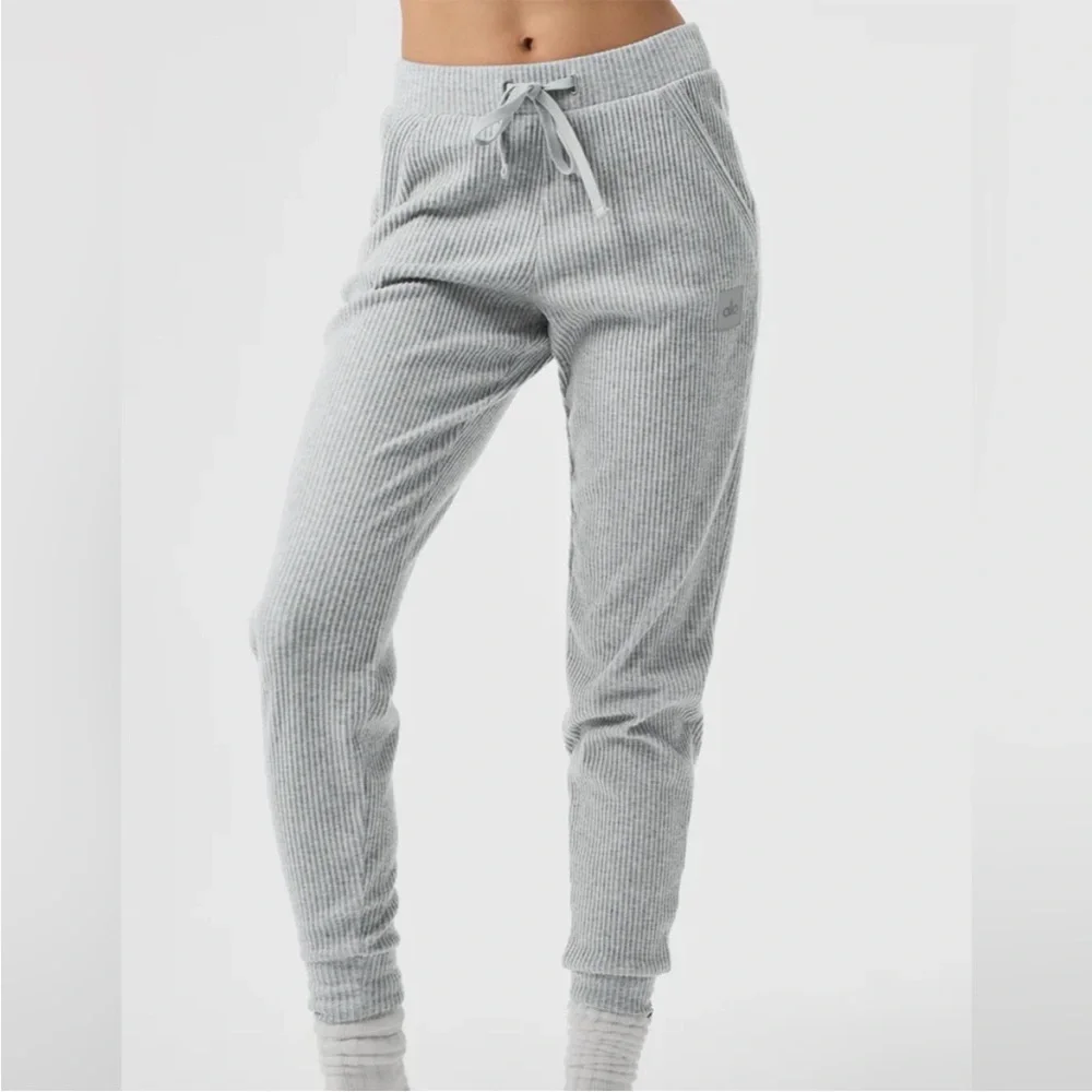 Alo Yoga Muse Set - Hoodie & Sweatpants - Athletic Heather Grey - Medium - Picture 4 of 9